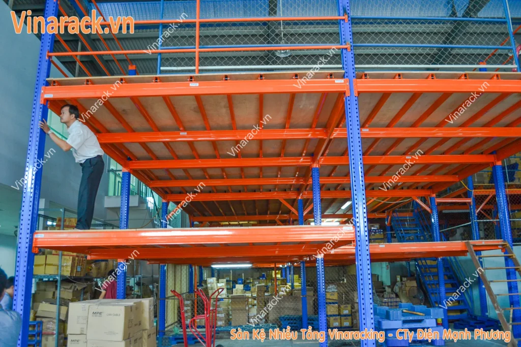 Hệ thống kệ sàn nhiều tầng Unirack giúp tăng gấp đôi diện tích kho hàng công nghiệp