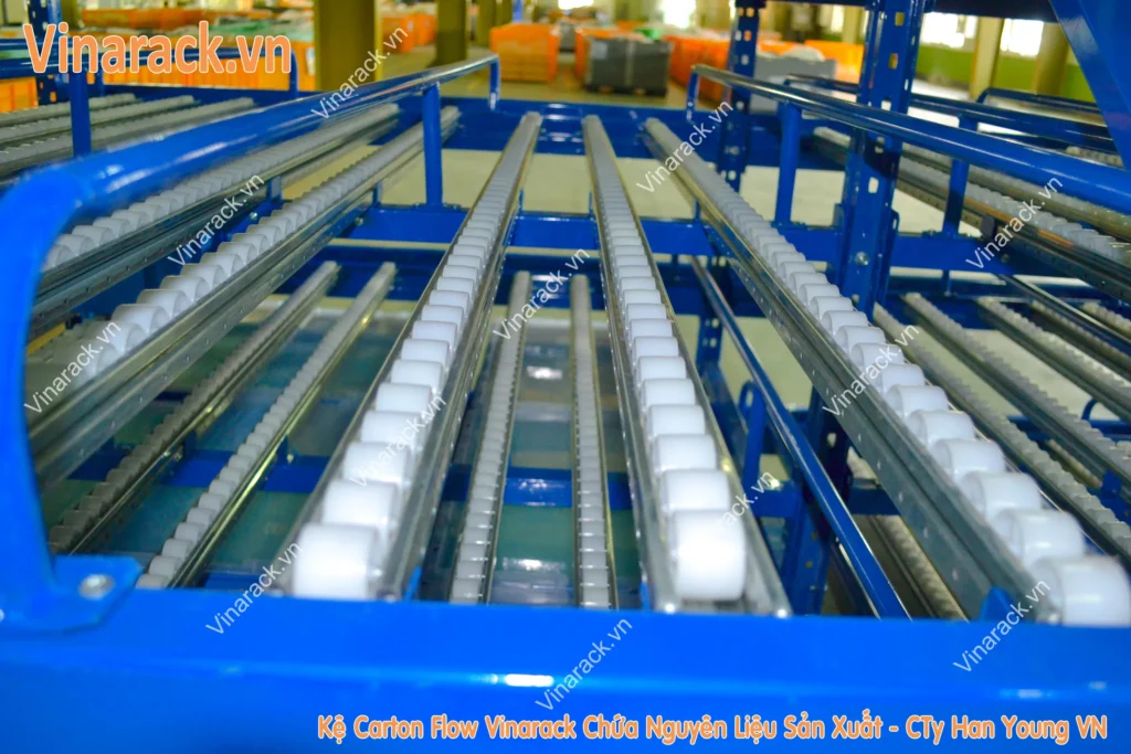 Kệ Carton Flow chứa nguyên liệu sản xuất - Công ty Han Young Việt Nam