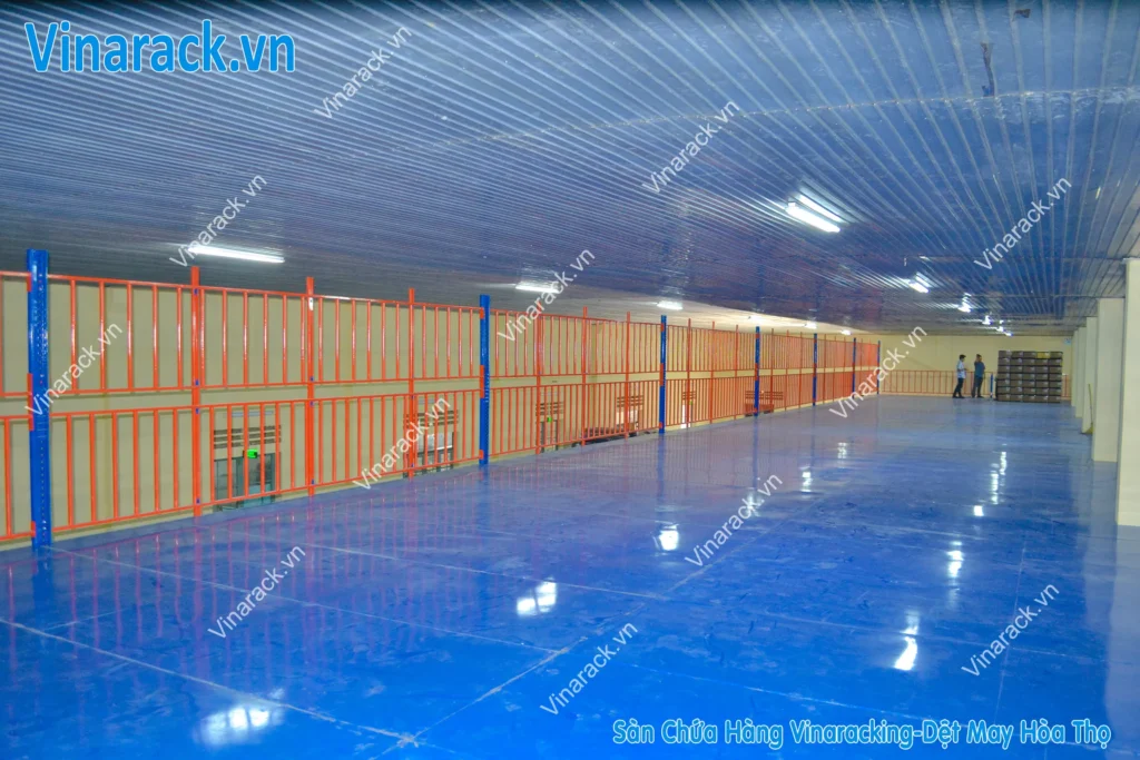 Kết cấu sàn lửng công nghiệp Unirack với lan can an toàn và mặt sàn chống trượt