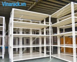Nhà máy sản xuất kệ sắt V lỗ tại TP.HCM của Unirack với dây chuyền gia công hiện đại và hệ thống kệ sắt đa năng chất lượng cao
