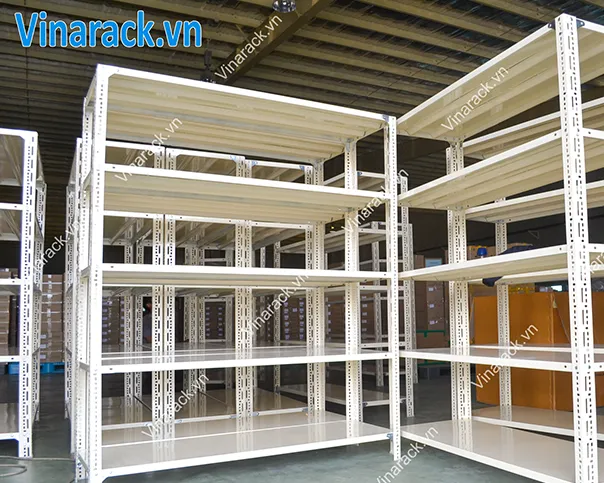 Nhà máy sản xuất kệ sắt V lỗ tại TP.HCM của Unirack với dây chuyền gia công hiện đại và hệ thống kệ sắt đa năng chất lượng cao