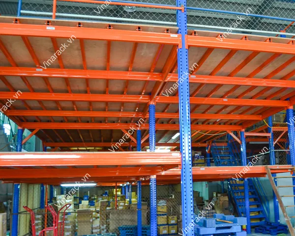 Hệ thống lan can bảo vệ và tấm chắn chân an toàn trên sàn thép công nghiệp đạt chuẩn HSE