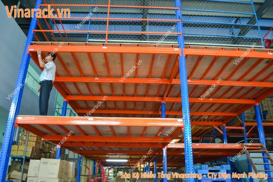 Lắp đặt lan can bảo vệ và tấm chắn chân sàn thép